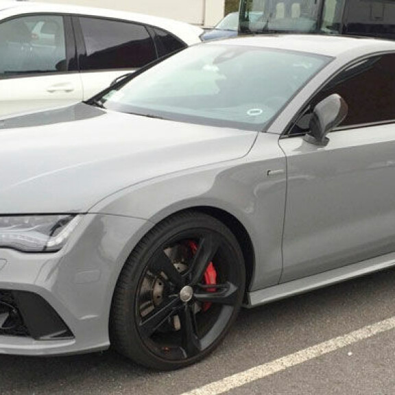 Samin Audin huippunopeus on rajoitettu 280 kilometriin tunnissa. Kuvassa se on parkissa Turkuhallin pihassa syksyllä 2016. Auto oli tuolloin vielä siirtokilvissä. Samin Audin huippunopeus on rajoitettu 280 kilometriin tunnissa. Kuvassa se on parkissa Turkuhallin pihassa syksyllä 2016. Auto oli tuolloin vielä siirtokilvissä.