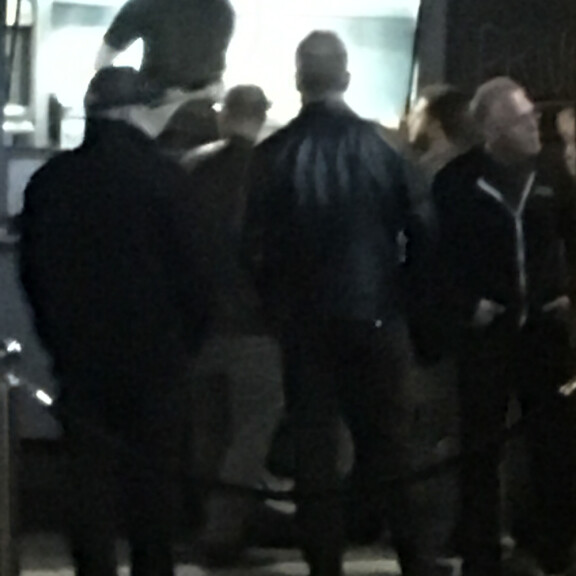 Metallican nokkamies James Hetfield (keskellä) nautti lämpimästä Helsingin alkukesän yöstä rennosti rupatellen. Ravintolan edustalle oli tuotu katuruoka-auto yöpalaa varten. James Hetfield Metallica
