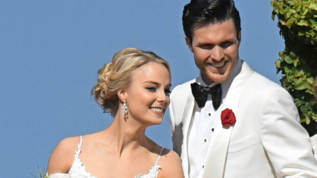 Ainutlaatuinen kuvapaketti Kiira Korven ja Arthur Borgesin häistä! Paparazzi tallensi hulppeat ökyhäät koko komeudessaan – katso kuvat! Paparazzi ikuisti Kiiran ja Arthurin onnenpäivän Italiassa.