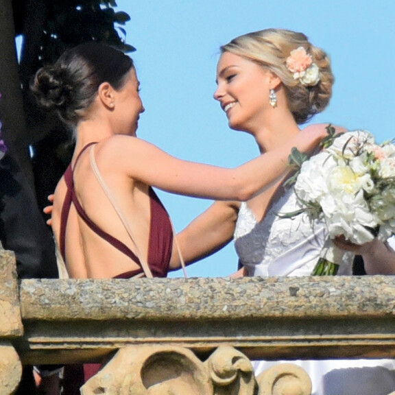 Taitoluistelukollega Laura Lepistö halasi Kiiraa hääseremonian jälkeen. Taitoluistelukollega Laura Lepistö halasi Kiiraa hääseremonian jälkeen.