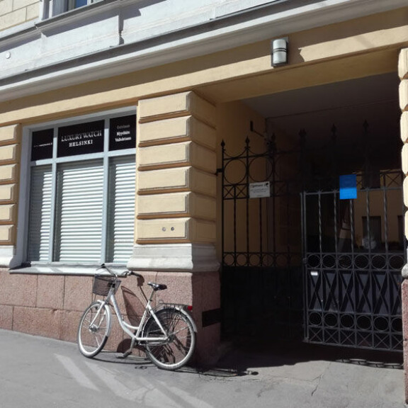 Martina Aitolehden kihlatun Stefan Thermanin vaikeudet jatkuvat: ensin meni perheyhtiö nurin, nyt rikolliset iskivät luksuskelloliikkeeseen - satojen tuhansien saalis! Kuvat! Kelloliike