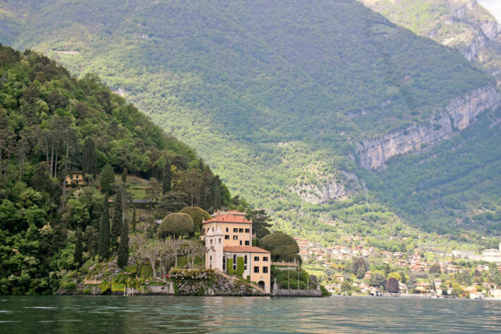 Villa del Balbianello on näyttävä huvila Como-järvellä. Huvilalta on upeat maisemat, joita kelpaa ihailla hääjuhlan aikana.