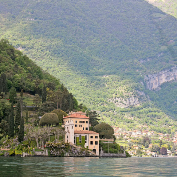 Villa del Balbianello on näyttävä huvila Como-järvellä. Huvilalta on upeat maisemat, joita kelpaa ihailla hääjuhlan aikana. Villa del Balbianello on näyttävä huvila Como-järvellä. Huvilalta on upeat maisemat, joita kelpaa ihailla hääjuhlan aikana.