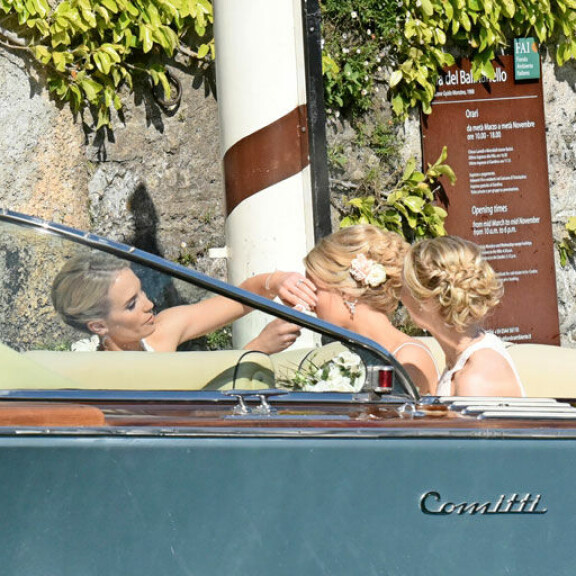 Kaasona toiminut isosisko Petra suihkutti hiuslakkaa Kiiran hiuksiin ennen kuin he saapuivat hääpaikalle. Kaasona toiminut isosisko Petra suihkutti hiuslakkaa Kiiran hiuksiin ennen kuin he saapuivat hääpaikalle.