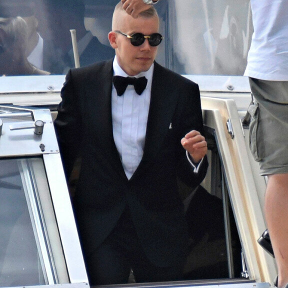 Elastinen matkusti tyylikkäänä merimatkan hääpaikalle. Elastinen matkusti tyylikkäänä merimatkan hääpaikalle.