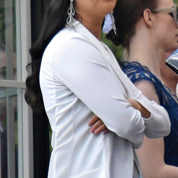 Sinisten kansanedustaja Tiina Elovaara vietti vapun tällä kertaa häitä juhlien. Sinisten kansanedustaja Tiina Elovaara vietti vapun tällä kertaa häitä juhlien.