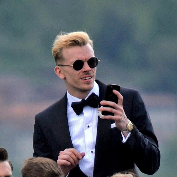 Musiikkituottaja Antti Riihimäki napsi innokkaasti kuvia, ennen kuin vieraita kuljettanut laiva saapui hääpaikalle. Musiikkituottaja Antti Riihimäki napsi innokkaasti kuvia, ennen kuin vieraita kuljettanut laiva saapui hääpaikalle.