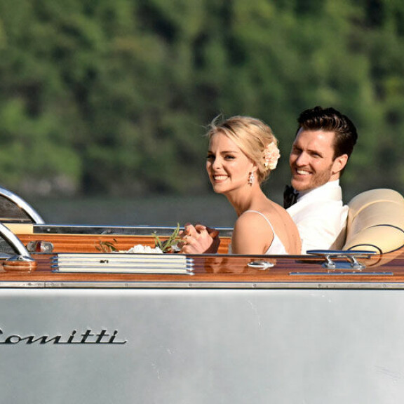 Vastavihitty pariskunta kävi veneajelulla ja otattamassa hääkuvat heti vihkimisen jälkeen. Vastavihitty pariskunta kävi veneajelulla ja otattamassa hääkuvat heti vihkimisen jälkeen.