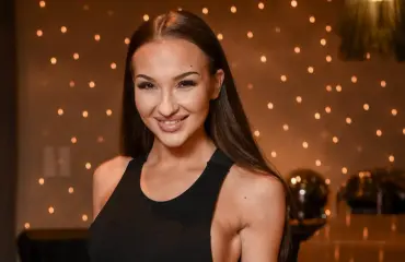 Oho, entinen Miss Helsinki seksikkäämpänä kuin koskaan! Katrie Daler ulkoilutti rintojaan avonaisessa kaula-aukossa - kuva!