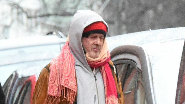 Andy McCoy hurautti taksilla elektroniikkaostoksille ja baariin – katso kuvasarja rokkikukon poukkoilusta Helsingin ytimessä! Andy McCoy palloili Helsingin keskustassa.