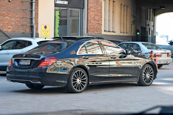Mercedes-Benz S 350 on näyttävä luksusauto, josta löytyy paljon varusteluherkkuja. Mercedes-Benz S 350 on näyttävä luksusauto, josta löytyy paljon varusteluherkkuja.