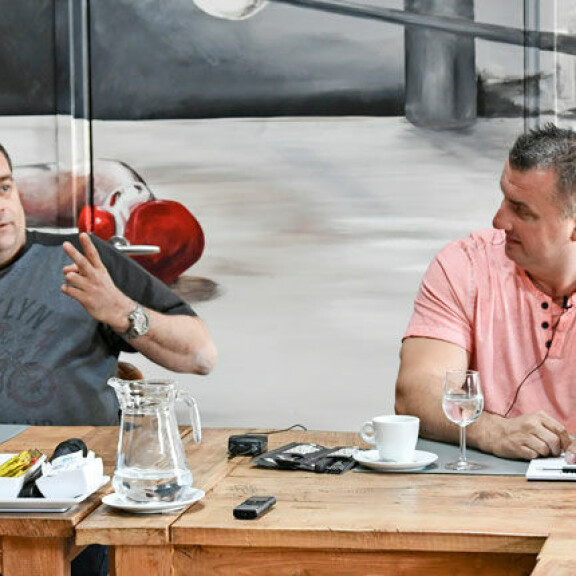 Vedder (oik.) ja Esveld (vas.) kiistävät koskaan edes kuullenkaan jupakkaan liitetystä gansteripomosta. Vedder (oik.) ja Esveld (vas.) kiistävät koskaan edes kuullenkaan jupakkaan liitetystä gansteripomosta.