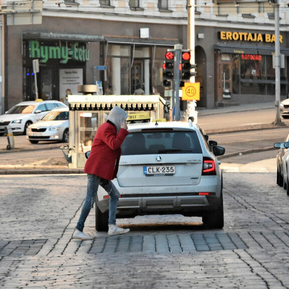 Kaduntallaajat katselivat ihmeissään, kun rokkari loikki punaisia valoja päin. Kaduntallaajat katselivat ihmeissään, kun rokkari loikki punaisia valoja päin.
