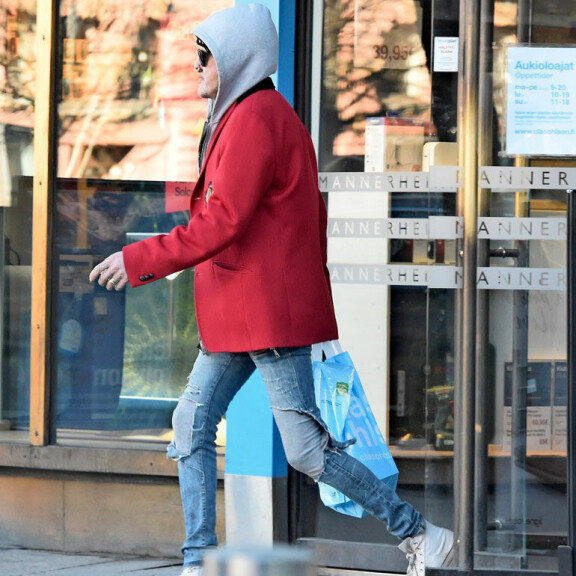 Lopulta Andy löysi etsimänsä ja viuhahti vauhdilla tavaratalon ovista. Lopulta Andy löysi etsimänsä ja viuhahti vauhdilla tavaratalon ovista.