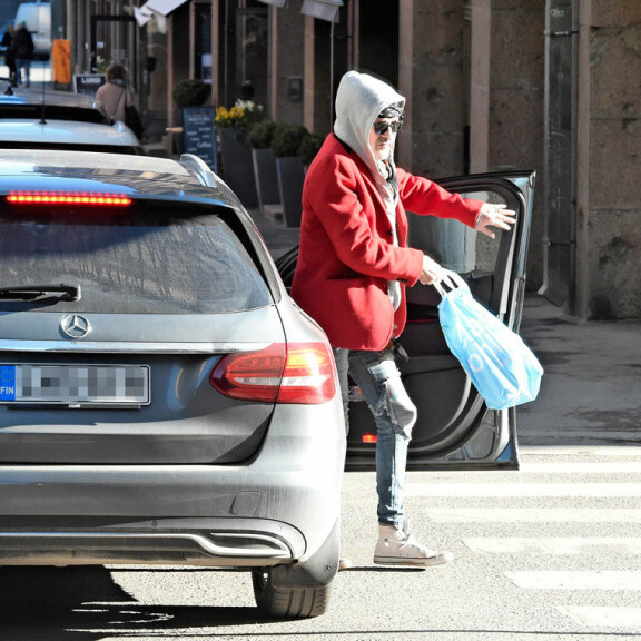 Korkeavuorenkadulla Andylle tuli jano, sillä hän jäi taksista pois ravintolan kohdalla. Korkeavuorenkadulla Andylle tuli jano, sillä hän jäi taksista pois ravintolan kohdalla.