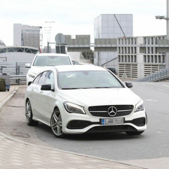 …vaan siirtyivät auton taakse antamaan toisilleen hyvästejä. Samalla Veronican matkalaukut jäivät orpoina auton viereen. …vaan siirtyivät auton taakse antamaan toisilleen hyvästejä. Samalla Veronican matkalaukut jäivät orpoina auton viereen.