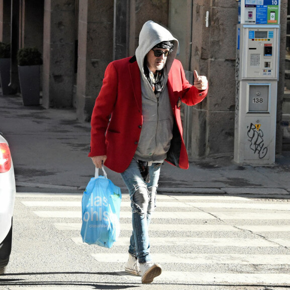 Andy harppoi päättäväisenä kohti baaria. Mies oli selkeästi päättänyt ottaa yhden oluen. Andy harppoi päättäväisenä kohti baaria. Mies oli selkeästi päättänyt ottaa yhden oluen.