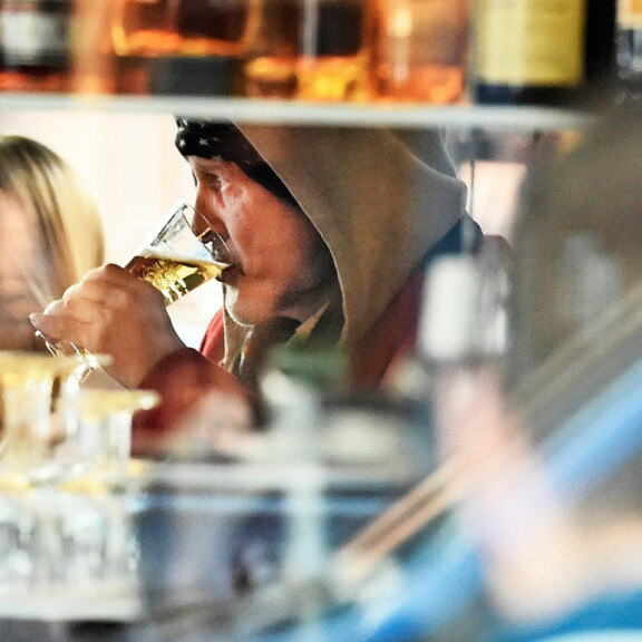 Kauppareissun kruunasi huurteinen olut, jonka ensipuraisusta Andy pääsi osalliseksi. Kauppareissun kruunasi huurteinen olut, jonka ensipuraisusta Andy pääsi osalliseksi.