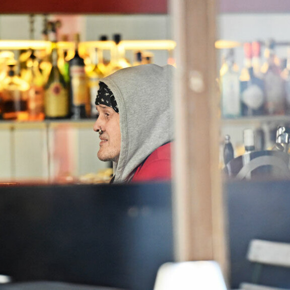 Parin huikan jälkeen Andy ryhtyi juttelemaan iloisesti muiden baarikärpästen kanssa. Parin huikan jälkeen Andy ryhtyi juttelemaan iloisesti muiden baarikärpästen kanssa.