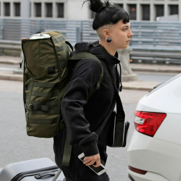 Veronican selässä oli reppu, jollainen jaettiin jokaiselle Selviytyjät-kilpailijalle. Veronican selässä oli reppu, jollainen jaettiin jokaiselle Selviytyjät-kilpailijalle.