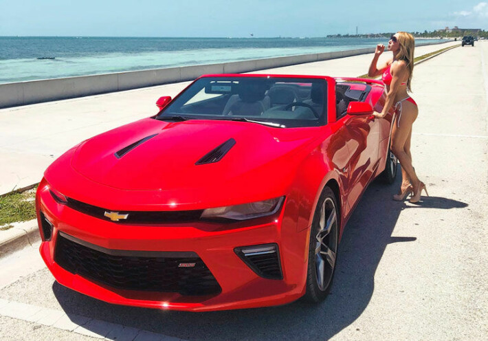 Topi ja Nadja vuokrasivat Miamissa punaisen Chevroletin.