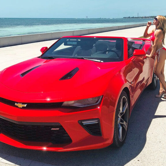 Topi ja Nadja vuokrasivat Miamissa punaisen Chevroletin. Topi ja Nadja vuokrasivat Miamissa punaisen Chevroletin.
