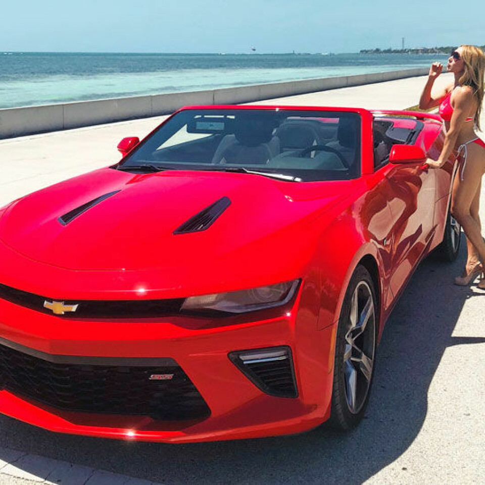 Topi ja Nadja vuokrasivat Miamissa punaisen Chevroletin.