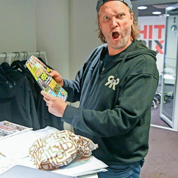 Kim Sainio juonsi Radio Rockin aamuja Jussi Heikelän parina vuosina 2009–2011. Hän palasi ohjelmaan syksyllä 2015 toimittuaan välissä Big Brother -ohjelman ohjaajana. Kim Sainio juonsi Radio Rockin aamuja Jussi Heikelän parina vuosina 2009–2011. Hän palasi ohjelmaan syksyllä 2015 toimittuaan välissä Big Brother -ohjelman ohjaajana.
