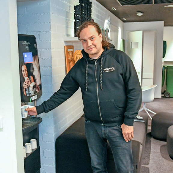 – Kahvia kuuluu aamushow´n aikana monta kuppia, Harri tunnustaa. – Kahvia kuuluu aamushow´n aikana monta kuppia, Harri tunnustaa.