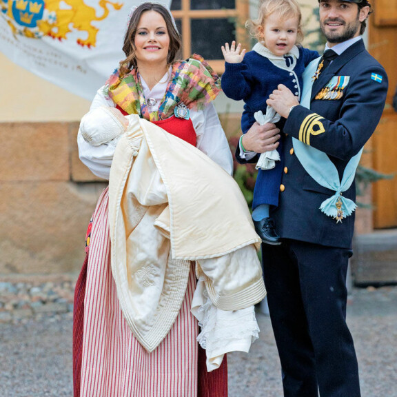 Ruotsin prinsessa Sofia konservatiivisten rojalistien kynsissä: Väärät vaatteet ja auto! Ruotsin prinssi Carl Philip, prinsessa Sofia, prinssi Alexander ja prinssi Gabriel
