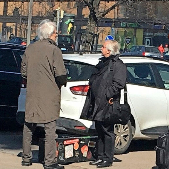 Lukija ikuisti muusikko Pedro Hietasen valokuvaan Helsingissä – katso! Pedro Hietanen Hietalahdessa.