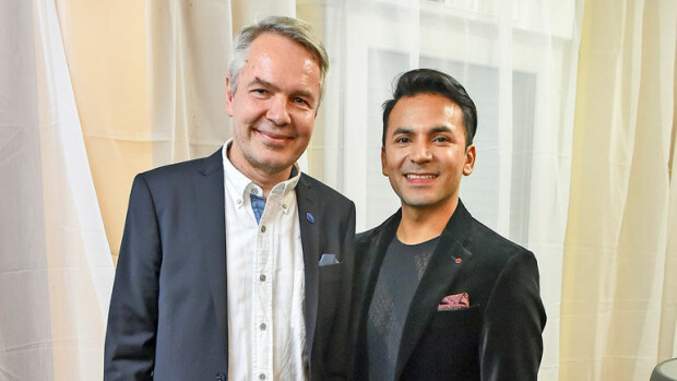 Pekka Haavisto hallitsee käytöstavat: vältti yleisen mokan lounastreffeillä Antonio-rakkaansa kanssa – kuva! Pekka Haavisto ja Antonio Flores kävivät lounaalla.