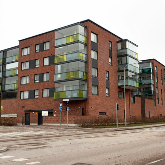 Perheen uusi koti sijaitsee upealla alueella lähellä historiallista Vanhankaupunginkoskea. Perheen uusi koti sijaitsee upealla alueella lähellä historiallista Vanhankaupunginkoskea.