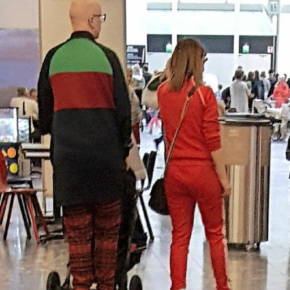 Toni Wirtanen ja Jannika B herättivät huomiota pukeutumisellaan Lapsimessuilla – katso kuva! Toni Wirtanen ja Jannika B messuilla.