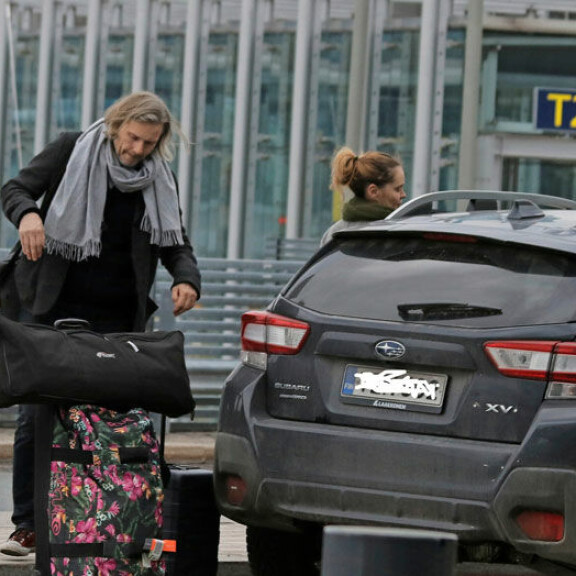 Ensimmäinen yhteiskuva: Tiina Lymi antoi kyydin säveltäjärakas Tuomas Kanteliselle – katso! Tiina Lymi vei Tuomas Kantelisen lentokentälle.