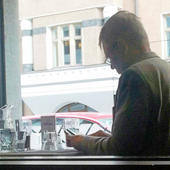 Pekka Haavisto hallitsee käytöstavat: vältti yleisen mokan lounastreffeillä Antonio-rakkaansa kanssa – kuva! Pekka Haavisto lounaalla.