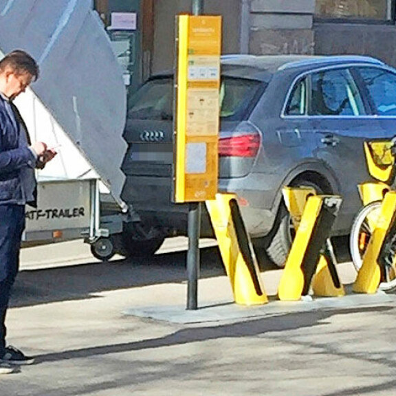 Oskari Katajisto haikaili satulaan Punavuoressa – kuva! Oskari Katajisto tutki kaupunkipyöriä.