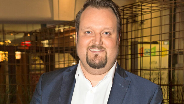 Eronnut Sami Hedberg vietti helliä hetkiä Espanjassa: blondi roikkui suosikkikoomikossa kiinni – kuva! Sami Hedberg etätyöskenteli Espanjassa.