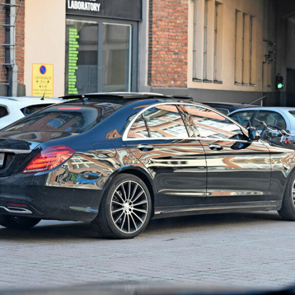 Mercedes-Benz S 350 on näyttävä luksusauto, josta löytyy paljon varusteluherkkuja. Mercedes-Benz S 350 on näyttävä luksusauto, josta löytyy paljon varusteluherkkuja.