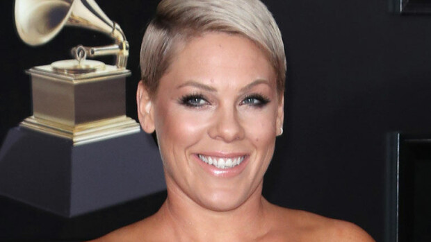 Laulaja Pinkin mies hermostui paparazzeihin – näytti kansainvälistä käsimerkkiä! Pink