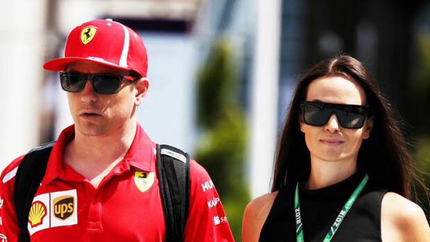 Aww, Kimi ja Minttu Räikkönen hempeinä formulavarikolla – Minttu jälleen supertyylikkäänä! Kuva! Kimi ja Minttu