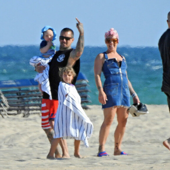 Laulaja Pinkin mies hermostui paparazzeihin – näytti kansainvälistä käsimerkkiä! Pink