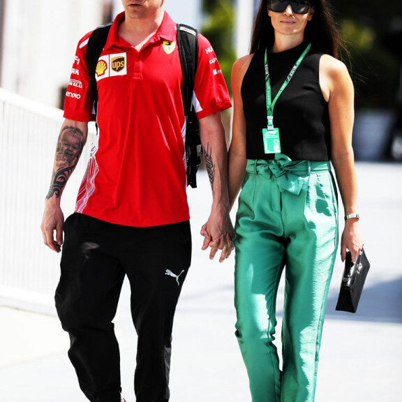 Aww, Kimi ja Minttu Räikkönen hempeinä formulavarikolla – Minttu jälleen supertyylikkäänä! Kuva! Kimi ja Minttu