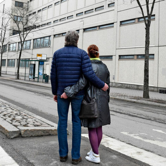 Anatoli ja Marjatta kävelivät poliisitalon ympäri. Pienten ikkunoiden takana on sellit, joista yhdessä heidän poikansa lusii. Anatoli ja Marjatta kävelivät poliisitalon ympäri. Pienten ikkunoiden takana on sellit, joista yhdessä heidän poikansa lusii.