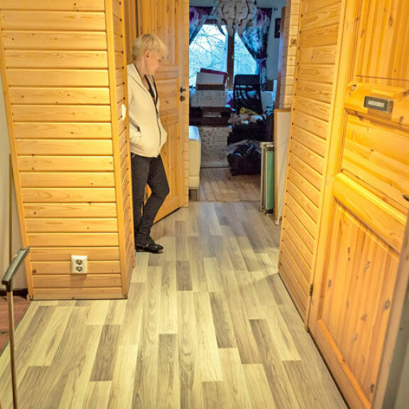 Kun Satu palasi kotiinsa viime perjantaina, eteinen oli veren peitossa. Hän alkoi heti siivota ja remontoida asuntoa kuntoon. – En halua spekuloida, mutta sellaisia jälkiä ei ampumisesta synny. Kun Satu palasi kotiinsa viime perjantaina, eteinen oli veren peitossa. Hän alkoi heti siivota ja remontoida asuntoa kuntoon. – En halua spekuloida, mutta sellaisia jälkiä ei ampumisesta synny.