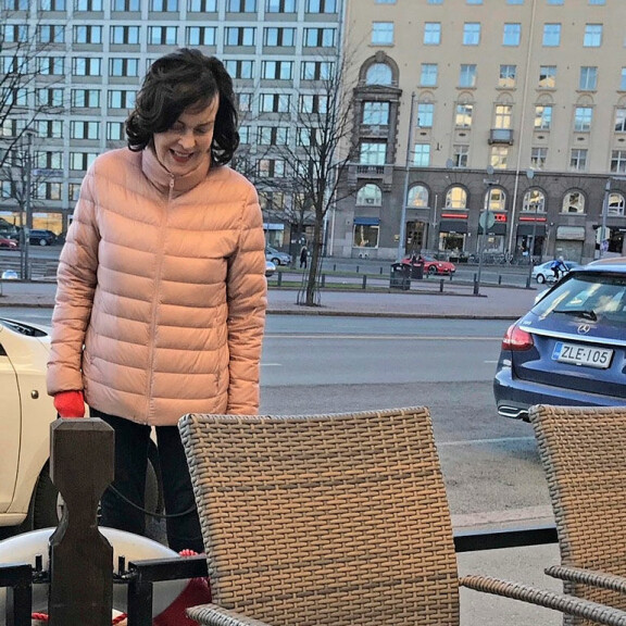 Oho, Paula Koivuniemi koirakävelyllä: ulkoilutti valkoista hauvaa - kuva! Paula Koivuniemi ulkoilutti koiraa.