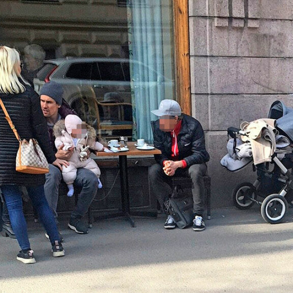 Näin jääkiekkotähti Sami Lepistö pärjää isukkina: istuskeli kahvilan terassilla vauva sylissään – kuva! Sami Lepistö