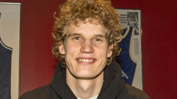 Lauri Markkanen kurvasi ökyautolla rakkaan harrastuksensa pariin – kuvat! Lauri Markkanen