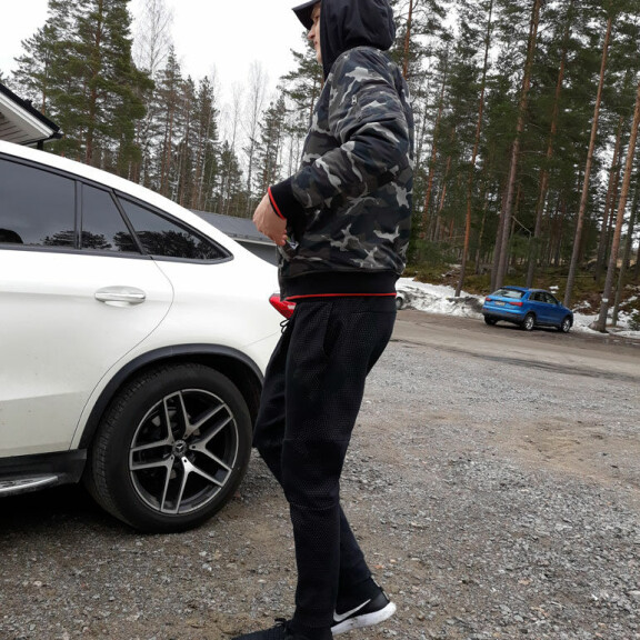 Lauri Markkanen kurvasi ökyautolla rakkaan harrastuksensa pariin – kuvat! Lauri