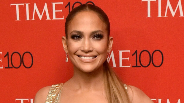 J. Lon napaan asti auki oleva kaula-aukko ja reiden paljastava halkio käänsivät katseet Time 100 -gaalassa - hot vai not? Jennifer Lopez